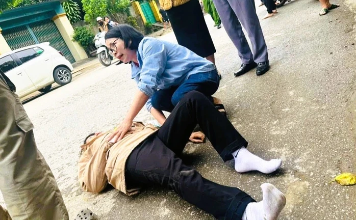 Bác sĩ Nguyễn Thị Hường cứu người gặp tai nạn tại phường Quang Trung, tỉnh Thanh Hóa