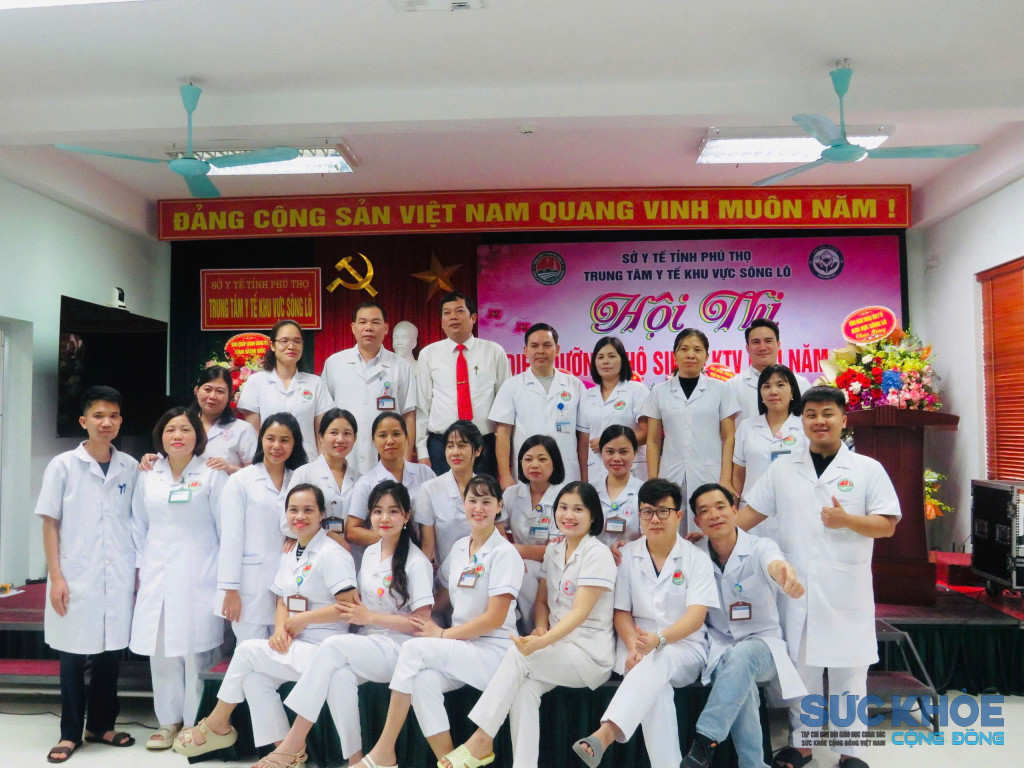 Lãnh đạo TTYT khu vực Sông Lô chụp ảnh cùng cán bộ, thí sinh tham gia hội thi 