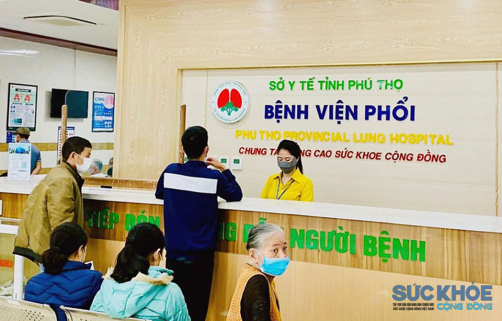Người dân đến đăng ký khám sàng lọc bệnh lý hô hấp tại Bệnh viện Phổi tỉnh Phú Thọ