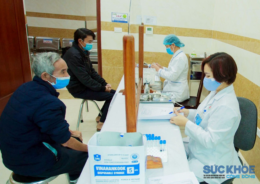 Bác sĩ Bệnh viện Phổi tỉnh Phú Thọ thăm khám, tư vấn sức khỏe hô hấp cho người bệnh