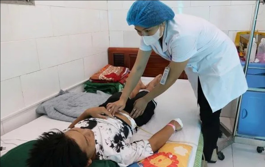 Bác sĩ thăm khám cho bệnh nhi