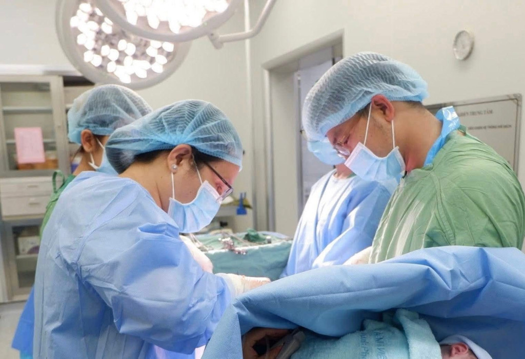 Ê-kíp bác sĩ phẫu thuật cho sản phụ 28 tuổi (Ảnh: Bệnh viện Phụ Sản TP. Cần Thơ)