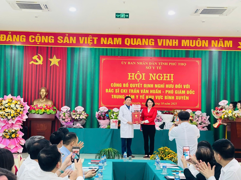 Phó Giám đốc Sở Y tế tỉnh Phú Thọ Phùng Thị Thu Hà trao Quyết định nghỉ hưu cho BSCKI Trần Văn Huấn, Phó Giám đốc Trung tâm Y tế khu vực Bình Xuyên