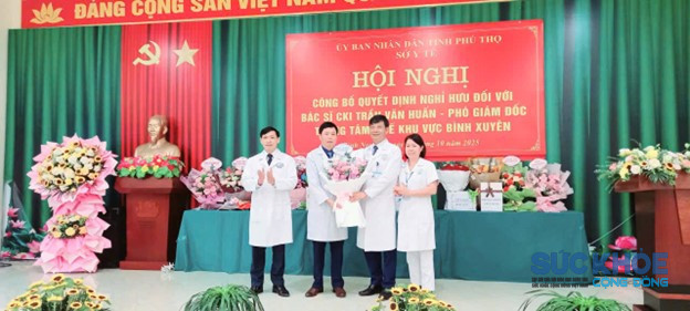 Thầy thuốc ưu tú, BS CKII Phan Kim Trọng, Bí thư Đảng ủy, Giám đốc Trung tâm Y tế khu vực Bình Xuyên gửi lời chúc đến BSCKI Trần Văn Huấn, Phó Giám đốc Trung tâm Y tế khu vực Bình Xuyên