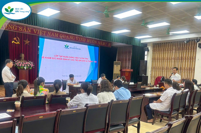 S.BS Nguyễn Đăng Quyệt – Phó Giám đốc Trung tâm Hô hấp, Bệnh viện Nhi Trung ương giảng dạy tại khóa tập huấn