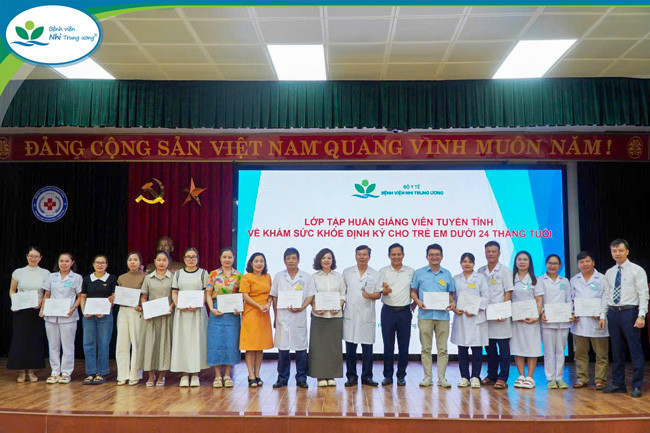 Kết thúc khóa tập huấn, các học viên tham dự đầy đủ và có kết quả bài test đủ điều kiện đã được trao giấy chứng nhận hoàn thành khóa đào tạo do Bệnh viện Nhi Trung ương cấp