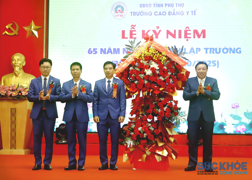 Phó Chủ tịch UBND tỉnh Nguyễn Huy Ngọc tặng hoa chúc mừng Trường Cao đẳng Y tế Phú Thọ
