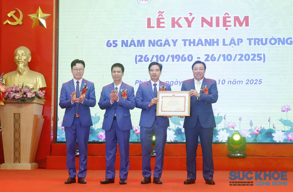 Phó Chủ tịch UBND tỉnh Nguyễn Huy Ngọc trao Bằng khen của Chủ tịch UBND tỉnh Phú Thọ cho Trường Cao đẳng Y tế Phú Thọ

