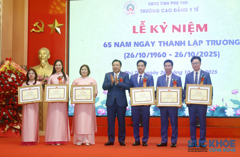 Phó Chủ tịch UBND tỉnh Nguyễn Huy Ngọc trao Bằng khen của Chủ tịch UBND tỉnh cho 6 cá nhân vì có thành tích xuất sắc phong trào thi đua kỷ niệm 65 năm thành lập trường

