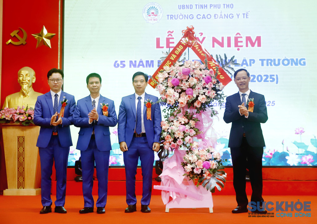 Lãnh đạo Cục Giáo dục Nghề nghiệp và Giáo dục thường xuyên tặng lẵng hoa của Bộ Giáo dục và Đào tạo cho Trường Cao đẳng Y tế Phú Thọ
