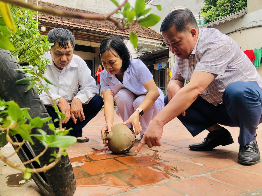 Lãnh đạo CDC Hà Nội kiểm tra công tác phòng chống sốt xuất huyết tại xã Tiến Thắng (Hà Nội)