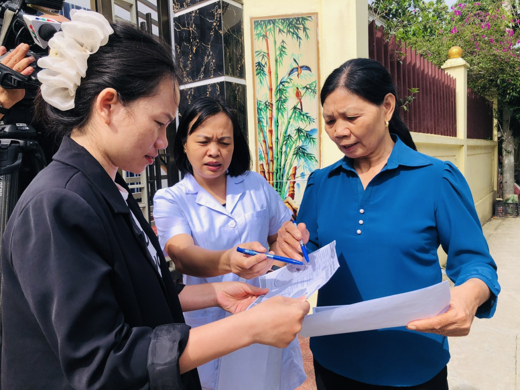 Cán bộ Trạm y tế xã Tiến Thắng phát tờ rơi, tuyên truyền phòng chống sốt xuất huyết cho người dân tại các hộ gia đình