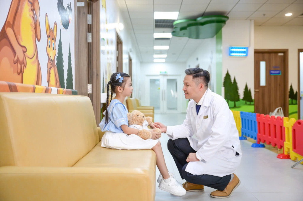 BS Chu Thanh Sơn thăm khám cho bệnh nhi
