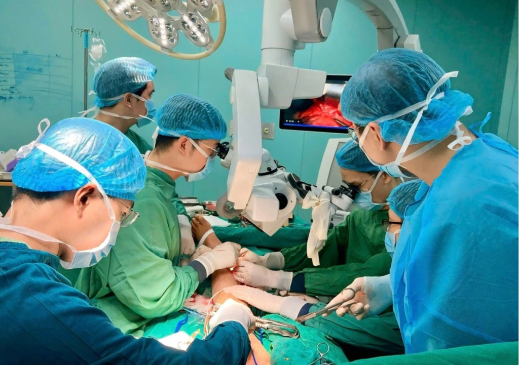 Nhờ ứng dụng kỹ thuật vi phẫu hiện đại, các bác sĩ đã tái tạo gần như hoàn toàn gân gót - bộ phận quan trọng giúp cơ thể vận động