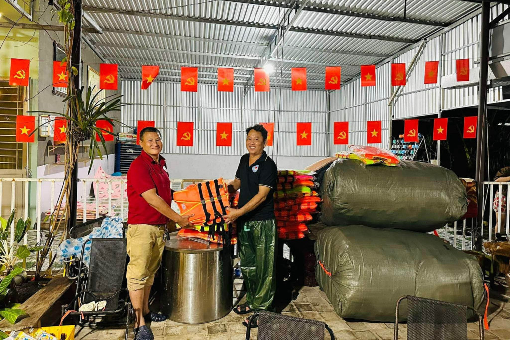 Hàng trăm áo phao được các tình nguyện viên đưa đến với bà con các khu vực trũng thấp