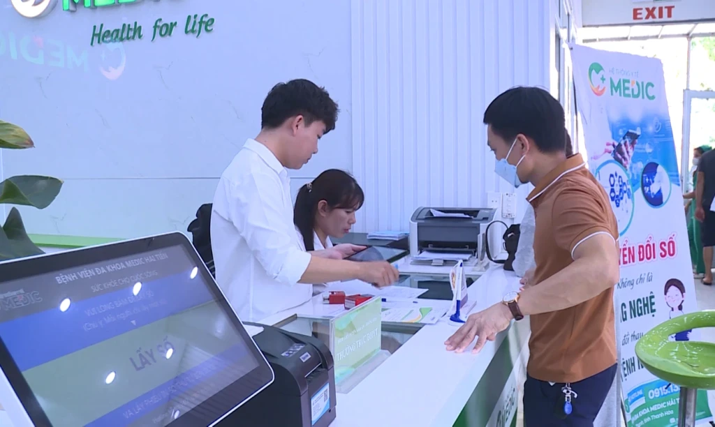 Nhân viên Bệnh viện Medic Hải Tiến hướng dẫn người bệnh ký điện tử