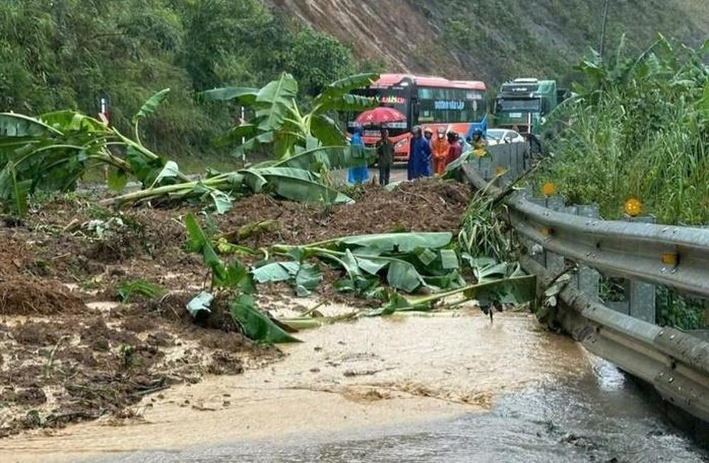 Đèo Lò Xo trên Quốc lộ 14 (nối Quảng Ngãi và Đà Nẵng) bị sạt lở sáng 26-10