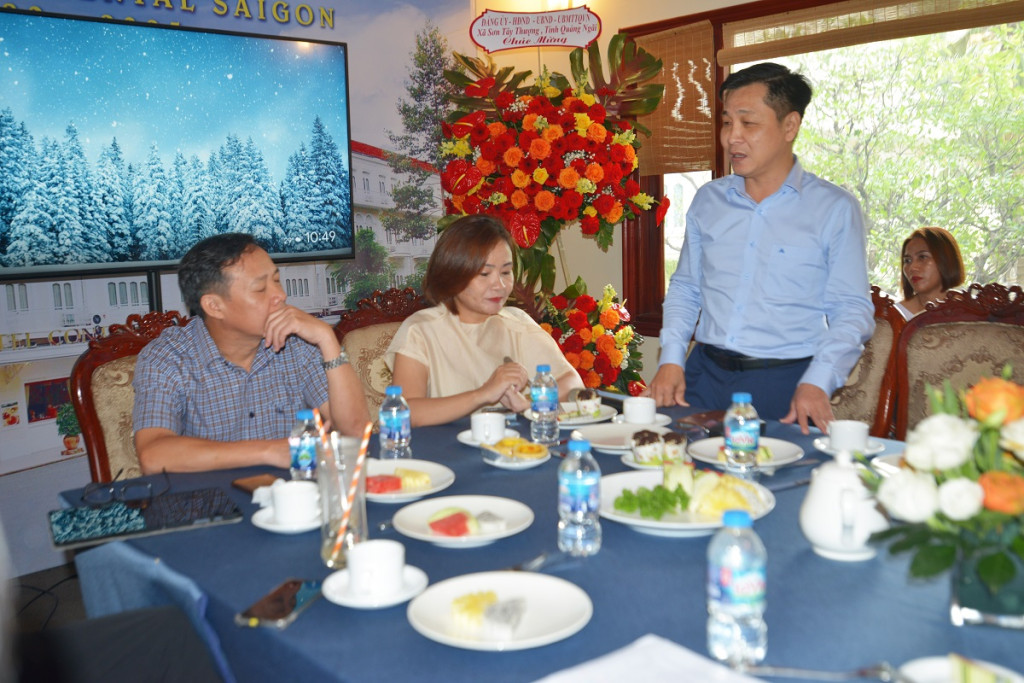 Ông Trần Hoài Thu, Bí thư Đảng ủy xã Sơn Tây Thượng, phát biểu tại lễ ký kết