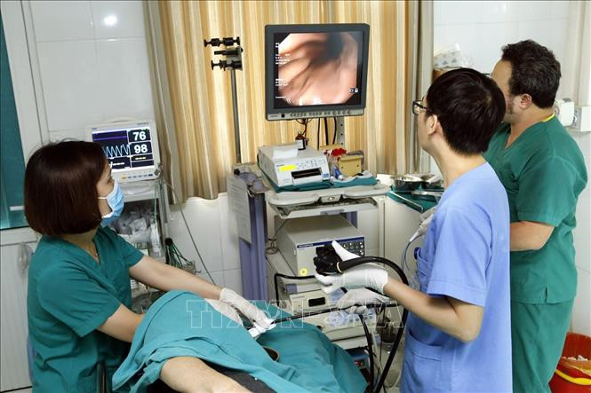 Một ca nội soi tầm soát ung thư bệnh lý tiêu hóa trong chương trình khám miễn phí tại Bệnh viện Hữu nghị Việt Đức (Ảnh: Dương Ngọc/TTXVN)