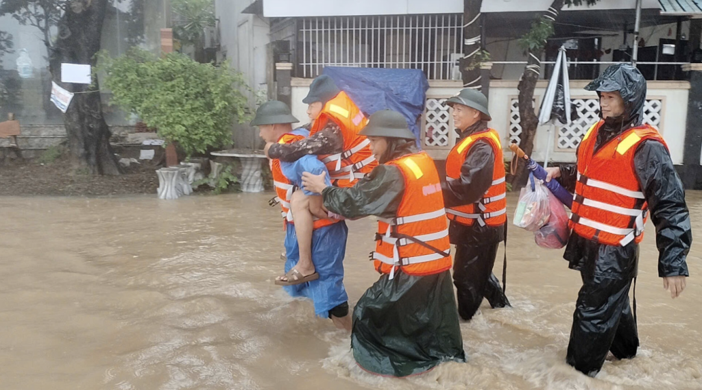 Lực lượng chức năng khẩn trương di dời người dân ra khỏi vùng ngập, lụt