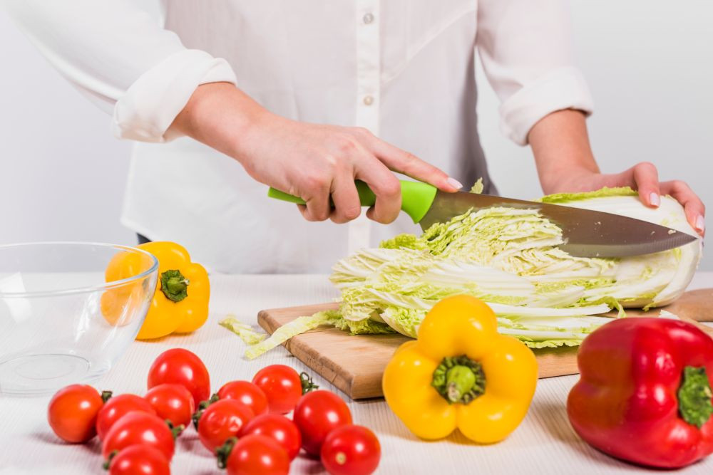 Nên cắt rau ngay trước khi cho vào nồi (Ảnh minh họa)
