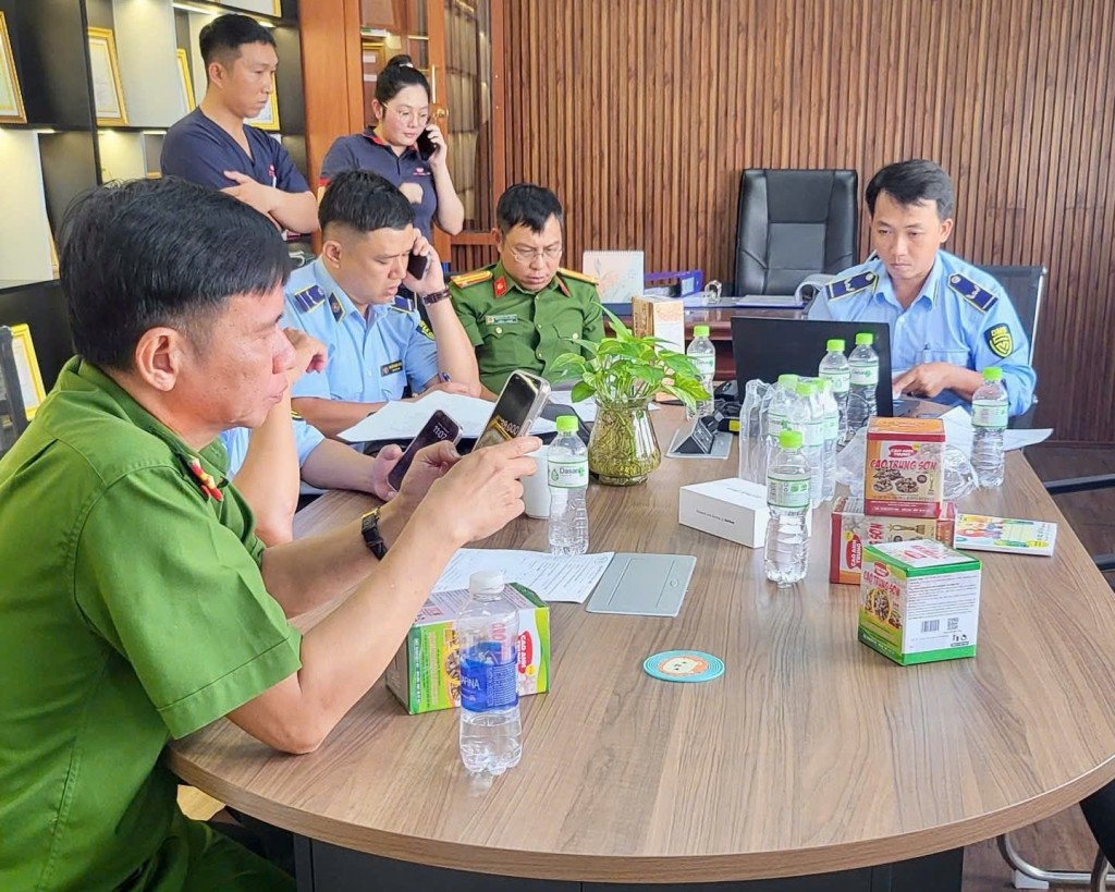 Đoàn kiểm tra của Đội Quản lý thị trường (QLTT) số 2 thuộc Chi cục QLTT tỉnh An Giang phối hợp với Phòng Cảnh sát điều tra tội phạm về tham nhũng, kinh tế, buôn lậu, môi trường Công an tỉnh An Giang tiến hành kiểm tra đột xuất Hộ kinh doanh “CAT” (Ảnh: Sở công thương tỉnh An Giang - Chi cục quản lý thị trường)