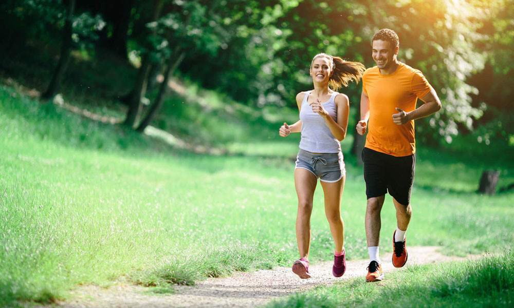 Hoạt động thể chất giúp tăng nhịp tim, kích thích cơ thể tiết endorphin tạo cảm giác hưng phấn, giúp người cai thuốc bớt lo âu (Ảnh minh họa)