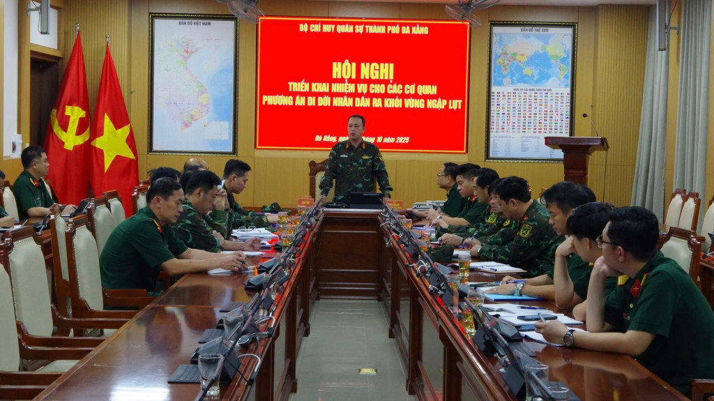 Đại tá Trần Hữu Ích, Chỉ huy trưởng Bộ Chỉ huy Quân sự thành phố Đà Nẵng chủ trì hội nghị triển khai nhiệm vụ cho các cơ quan phương án di dời nhân dân ra khỏi vùng ngập lụt