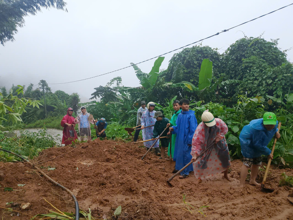 Người dân khu vực miền núi tham gia khắc phục các điểm sạt lở do mưa lũ