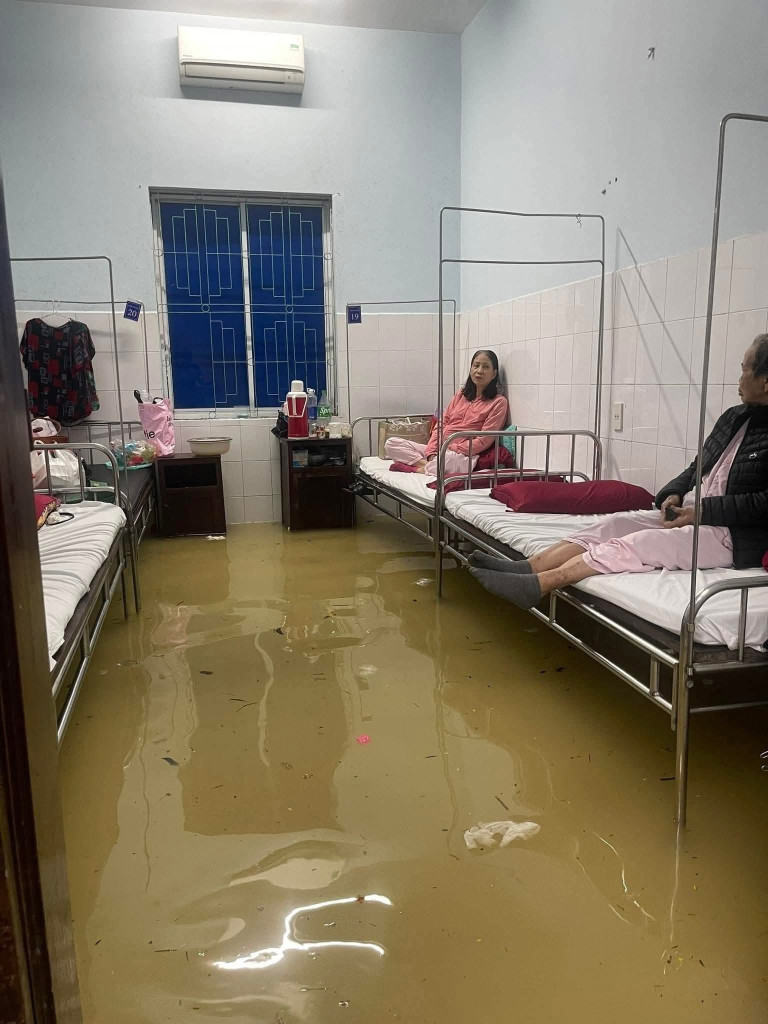 Nước lụt ngập sâu vào các phòng bệnh