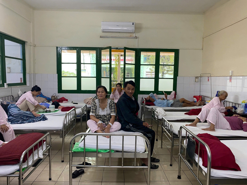 Hoạt động khám chữa bệnh tại Bệnh viện Trung ương Huế vẫn được đảm bảo xuyên suốt trong mưa lũ
