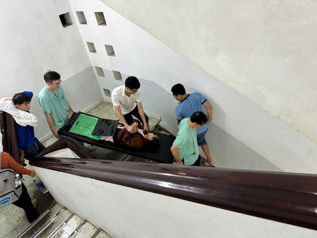 Vận chuyển bệnh nhân bằng cáng lên các tầng cao để đảm bảo an toàn