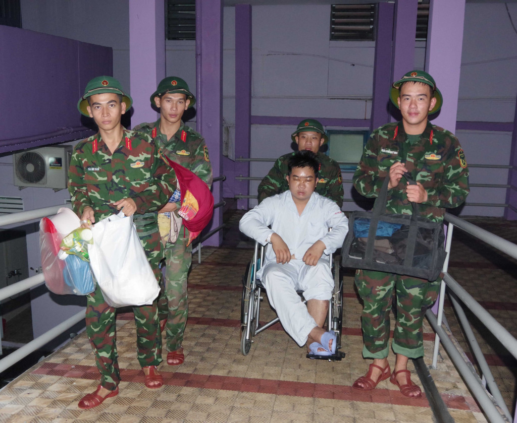 Bộ đội hỗ trợ di chuyển người bệnh ngay trong đêm