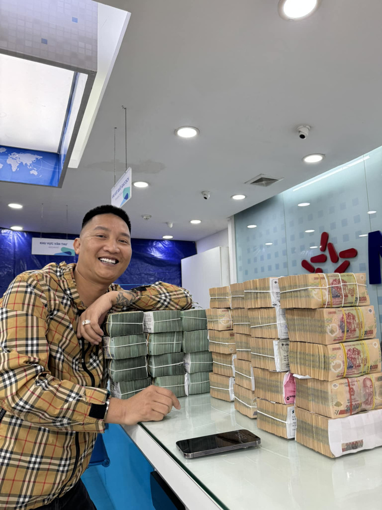 Dù đã chuyển hướng sang hình ảnh doanh nhân thành đạt, Huấn Hoa Hồng vẫn thường 