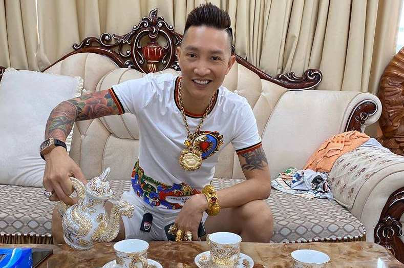 Huấn Hoa Hồng bắt đầu nổi trên mạng xã hội từ năm 2015 với hình ảnh một 