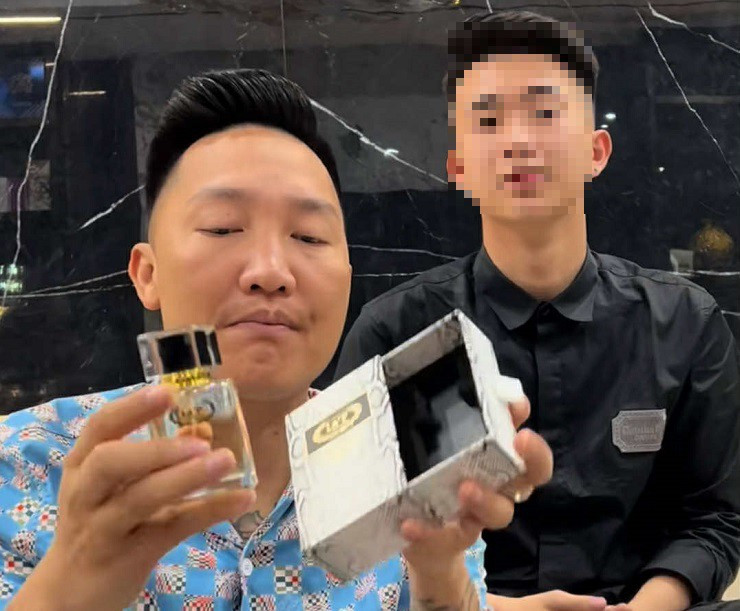 Huấn Hoa Hồng thường xuyên livestream bán nước hoa trên mạng xã hội