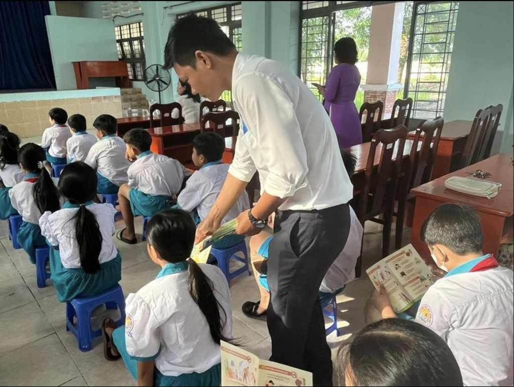 Nhân viên Trạm Y tế phát tờ rơi hướng dẫn phòng, chống dịch sốt xuất huyết  đến các em học sinh