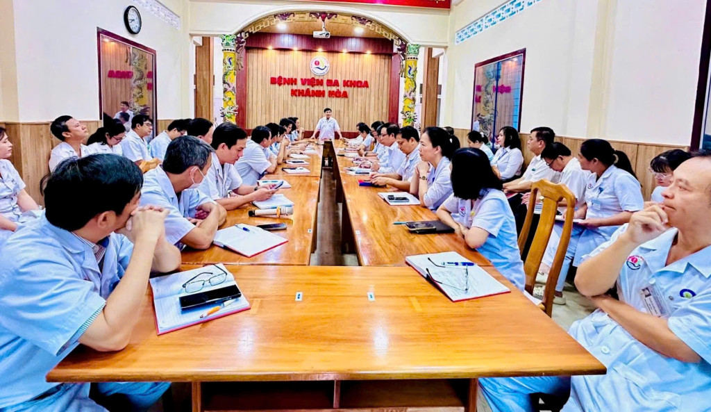 Toàn cảnh cuộc họp giao ban định kì (Ảnh: BV Đa khoa Khánh Hòa)