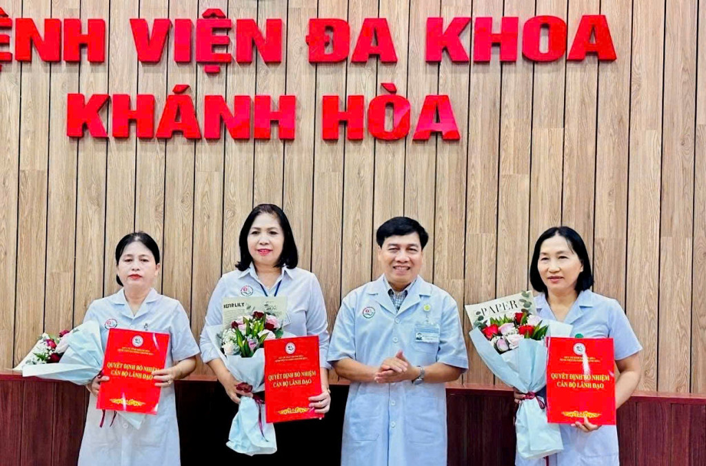 Giám đốc Bệnh viện Đa khoa Khánh Hòa, Lê Vũ Chương trao quyết định bổ nhiệm (Ảnh: BV Đa khoa Khánh Hòa)
