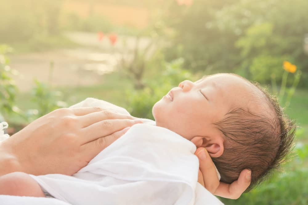 Tùy vào thời tiết cân nhắc ngưng phơi nắng cho trẻ (Ảnh minh họa)