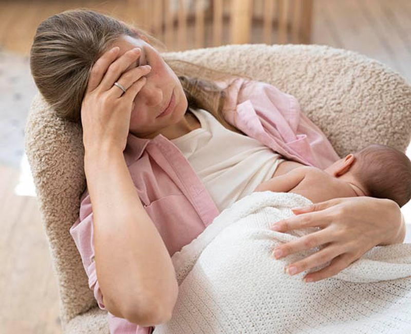 Mẹ nên cho trẻ bú đều 2 bên sữa để tránh căng tức ngực (Ảnh minh họa)