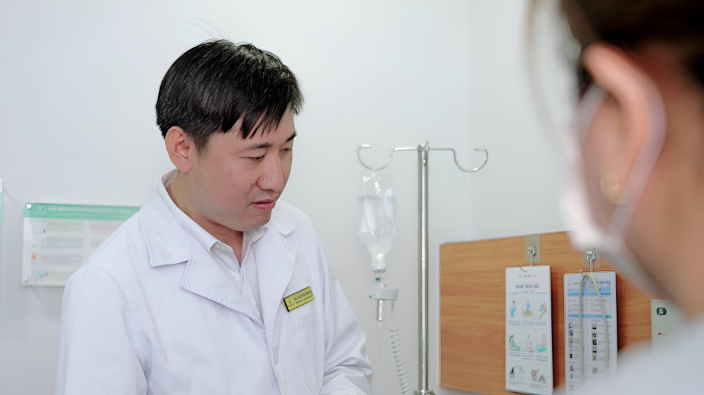ThS.BSCKII Nguyễn Trần Quang Sáng thăm khám sức khỏe cho bệnh nhi trước ca mổ