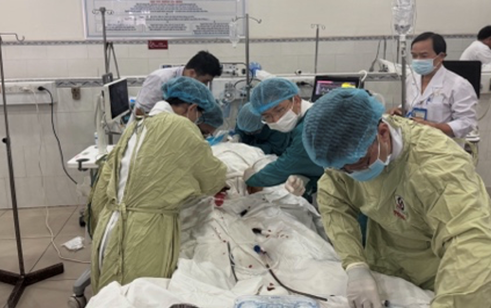 Ê kíp ECMO của BV Nhân Dân Gia Định phối hợp ê kíp cấp cứu của BV ĐK Sài Gòn tiến hành kỹ thuật E-PCR (27/10/2025)