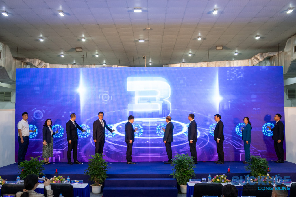 Các đại biểu nhấn nút khai mạc triển lãm