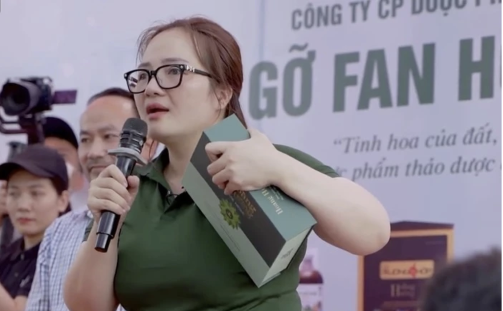 Hoàng Hường trong một buổi quảng cáo sản phẩm
