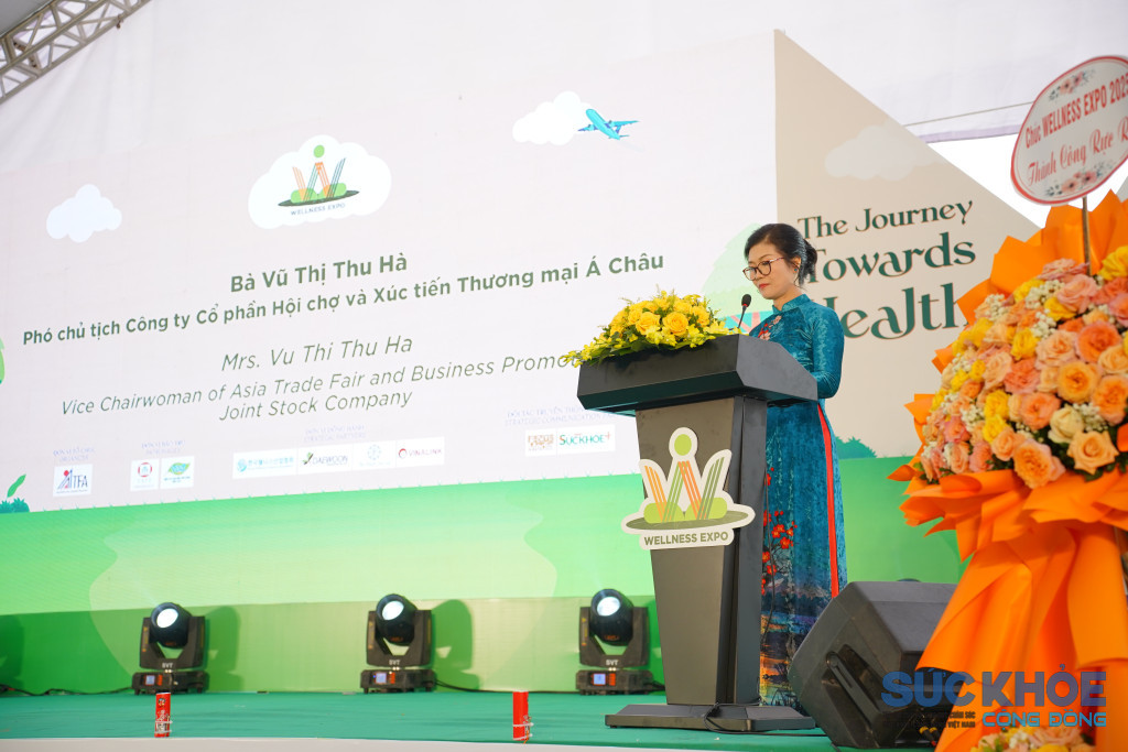 Bà Vũ  Thị Thu Hà – Phó Chủ tịch Công ty Cổ phần Hội chợ và Xúc tiến Thương Mại Á Châu chia sẻ tại triển lãm