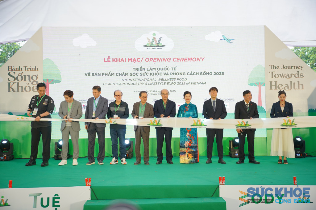 Các đại biểu cắt băng khai mạc triển lãm
