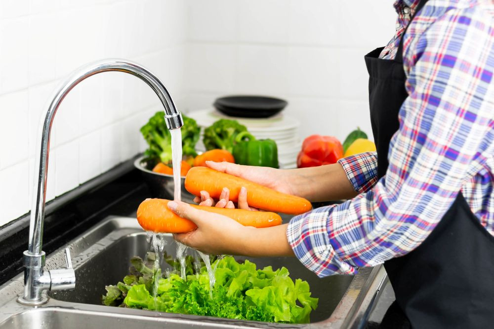Nên rửa rau dưới vòi nước chảy nhẹ nhàng (Ảnh minh họa)
