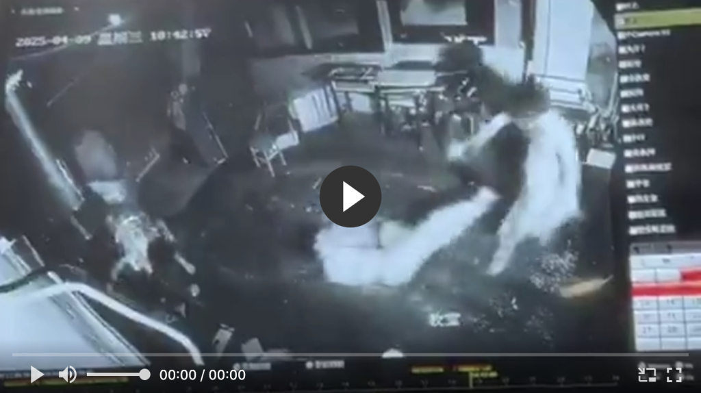 Đoạn video chưa được kiểm chứng đang lan truyền cho thấy một người đàn ông, được cho là Vu Mông Lung, bị kéo lê trên sàn nhà