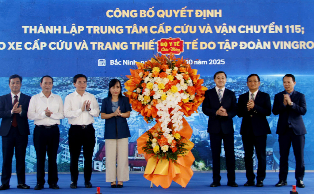 Thứ trưởng Bộ Y tế Trần Văn Thuấn tặng hoa chúc mừng Sở Y tế